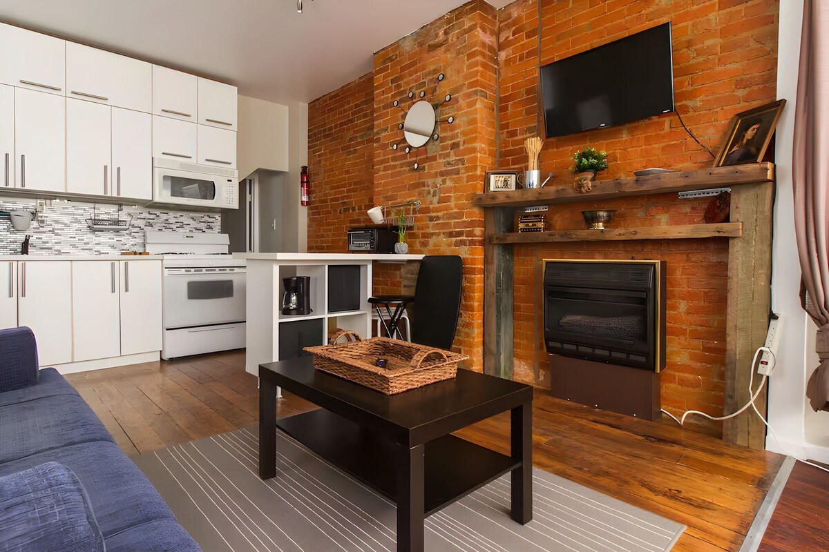 Le Chic Studio with W/D, AC, Private Patio, and fast WiFi in superb Fishtown