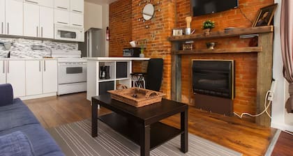 Le Chic Studio with W/D, AC, Private Patio, and fast WiFi in superb Fishtown