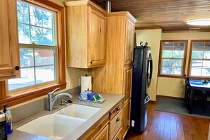 Fridge, microwave, oven, stovetop - Big Bear Lake Cabin | Hot Tub | Zoo | Dog Friendly (Big Bear Lake)