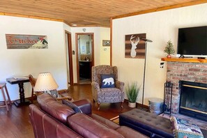 تلفزيون، مدفأة، ألعاب فيديو، مكتب