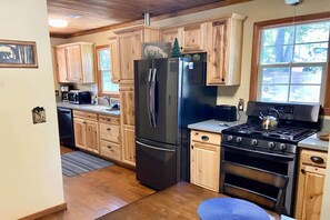 Fridge, microwave, oven, stovetop - Big Bear Lake Cabin | Hot Tub | Zoo | Dog Friendly (Big Bear Lake)