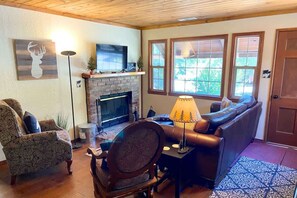 TV, fireplace, video games, offices - Big Bear Lake Cabin | Hot Tub | Zoo | Dog Friendly (Big Bear Lake)