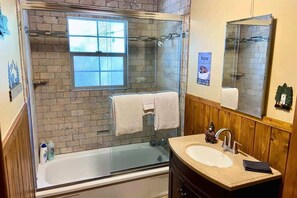 Doccia, asciugacapelli, asciugamani, sapone