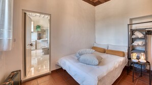 3 bedrooms, WiFi (free), bed sheets - Anna's home  (Torri)