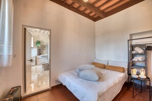 3 bedrooms, free WiFi, bed sheets - Anna's home  (Torri)
