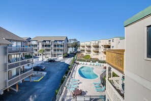 Un hôtel comprenant plusieurs étages, une piscine et des espaces de détente en plein air.