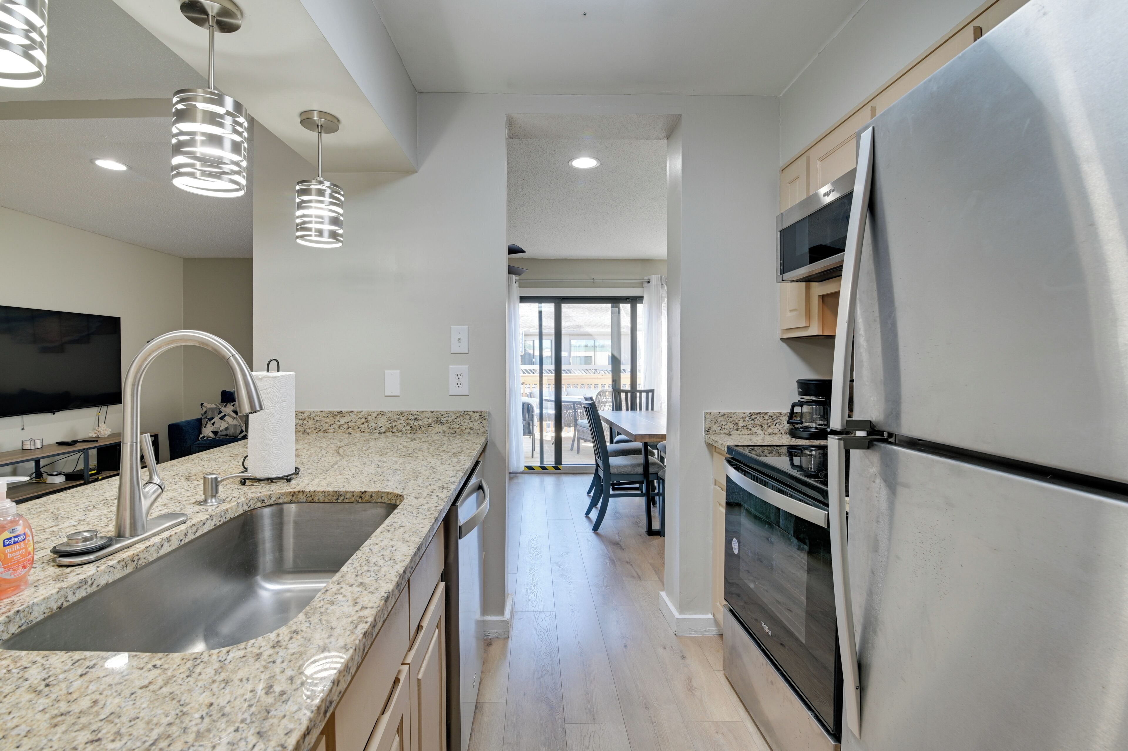 Fridge, microwave, stovetop, dishwasher