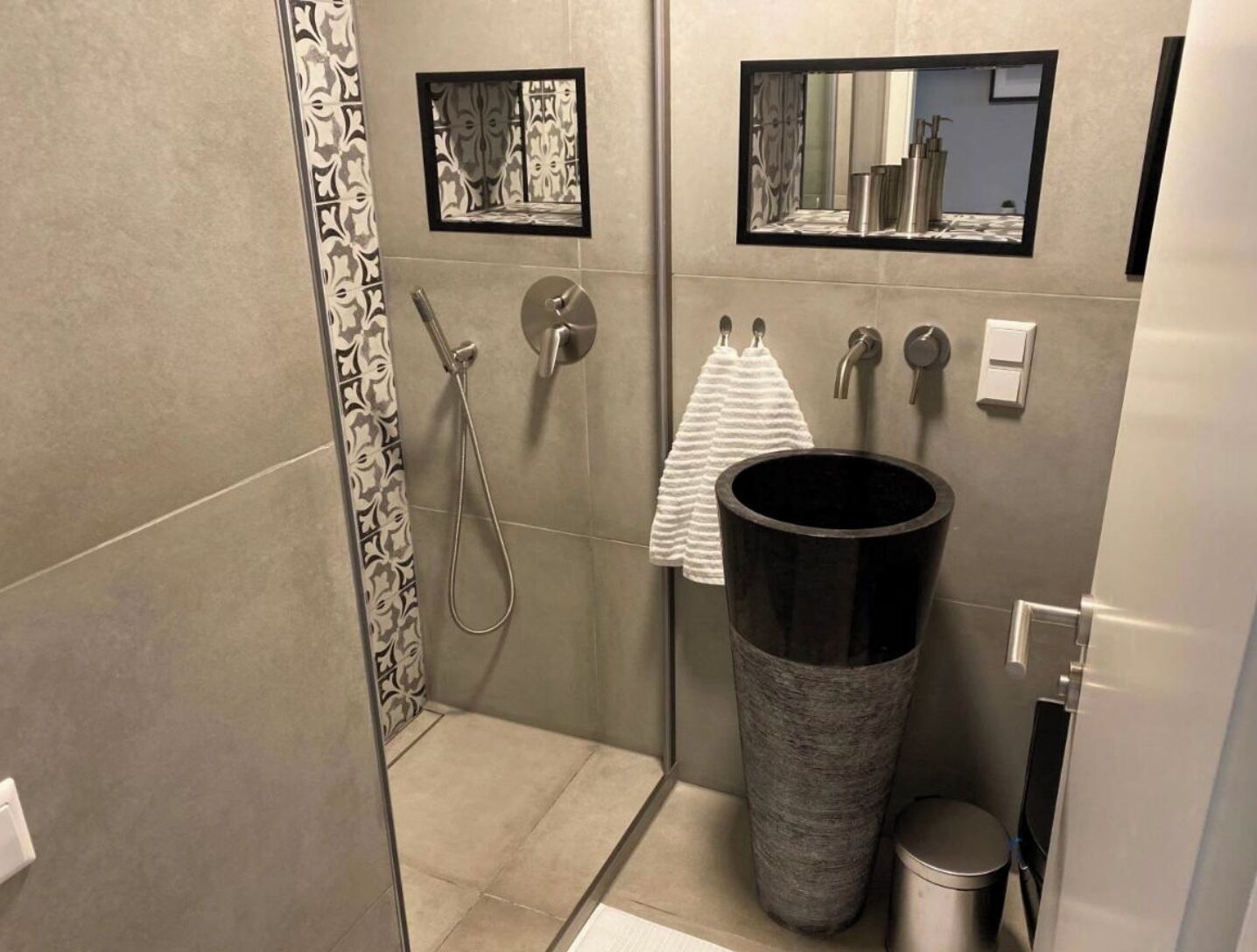 Douche, sèche-cheveux, serviettes fournies, savon