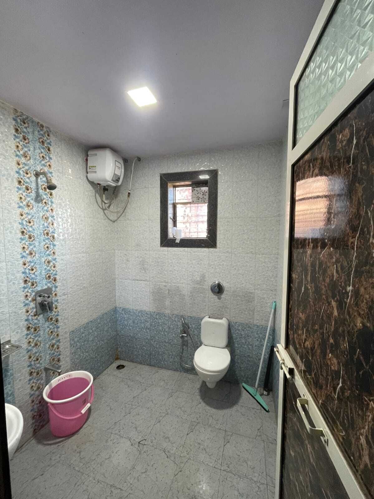 シャワー、ヘアドライヤー、タオル、トイレットペーパー