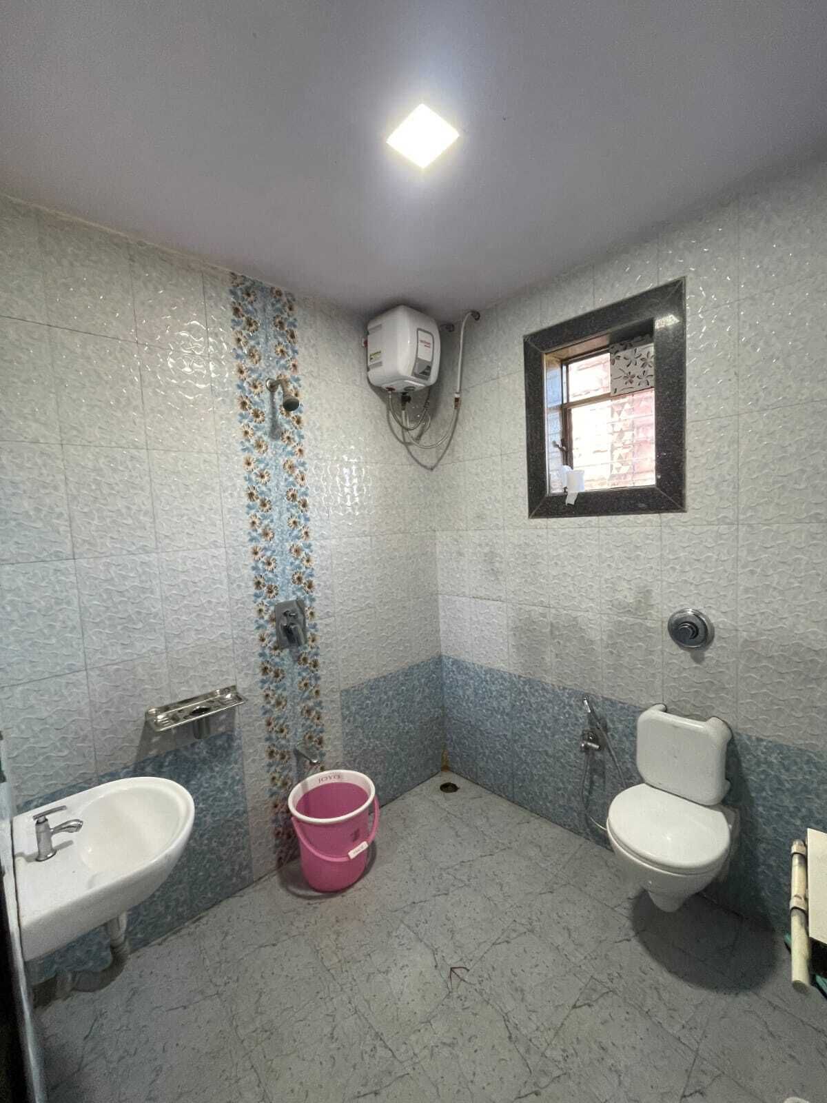 Dusche, Haartrockner, Handtücher, Toilettenpapier