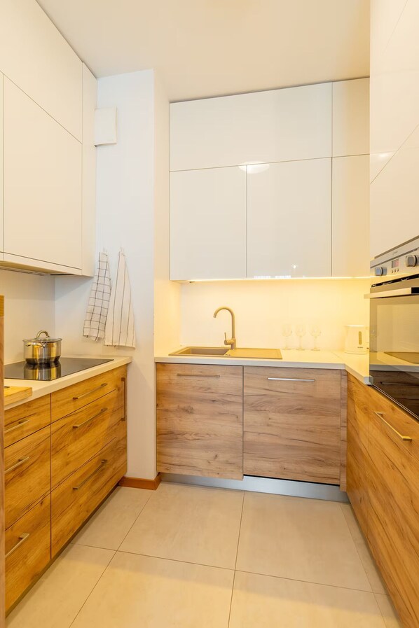 Kühlschrank, Mikrowelle, Ofen, Geschirrspüler