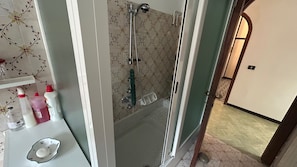 Shower, hair dryer, bidet, towels - Casa Carlicchia With Terrace and Sea view (Monterosso al Mare)