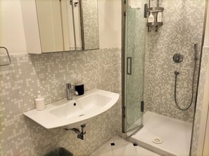 Shower, bidet, towels