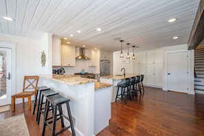 Fridge, microwave, oven, stovetop - New! Elegant Lakefront Retreat w/ Dock & Hot Tub (McHenry)