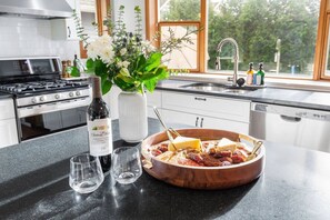 冷蔵庫、電子レンジ、オーブン、コンロ