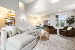 スマートテレビ、暖炉、卓球台、書庫