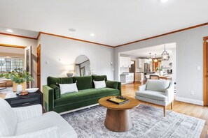 Smart TV, chimenea, tenis de mesa y libros 