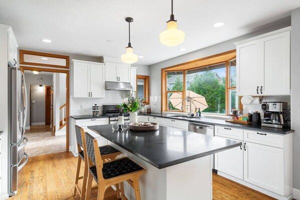 Refrigerador, microondas, horno y parrilla de estufa 