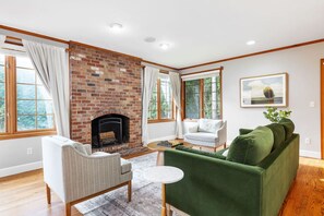 スマートテレビ、暖炉、卓球台、書庫