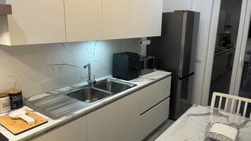 Frigorifero, microonde, forno, piano cottura