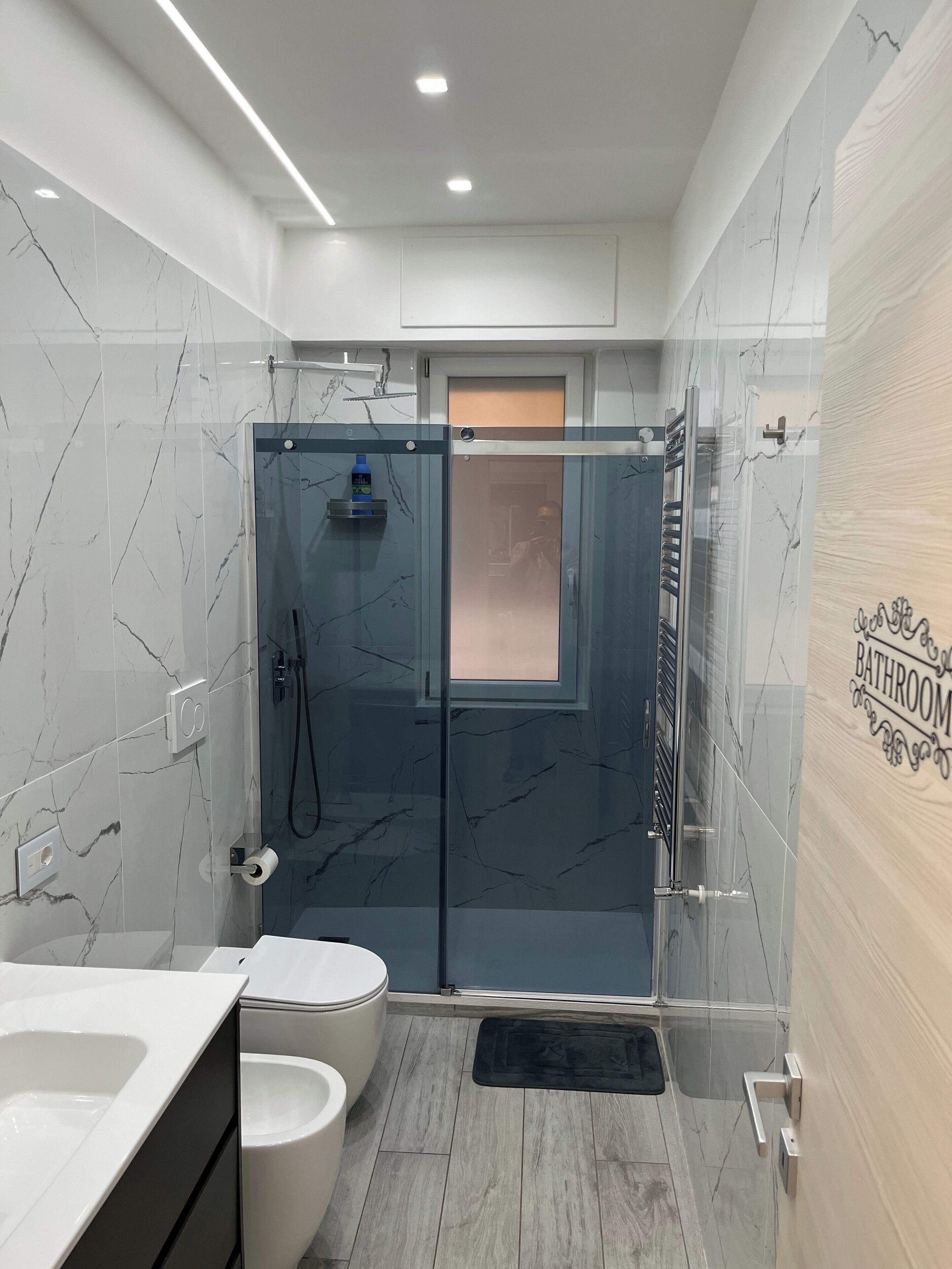 Douche, séchoir à cheveux, bidet, serviettes fournies