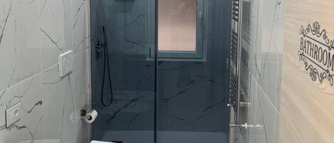 Douche, séchoir à cheveux, bidet, serviettes fournies