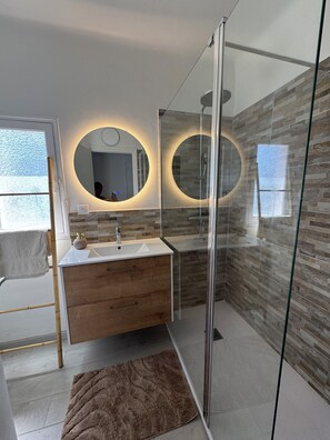 Douche, serviettes fournies, papier toilette