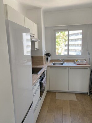 Kühlschrank, Mikrowelle, Ofen, Herdplatte