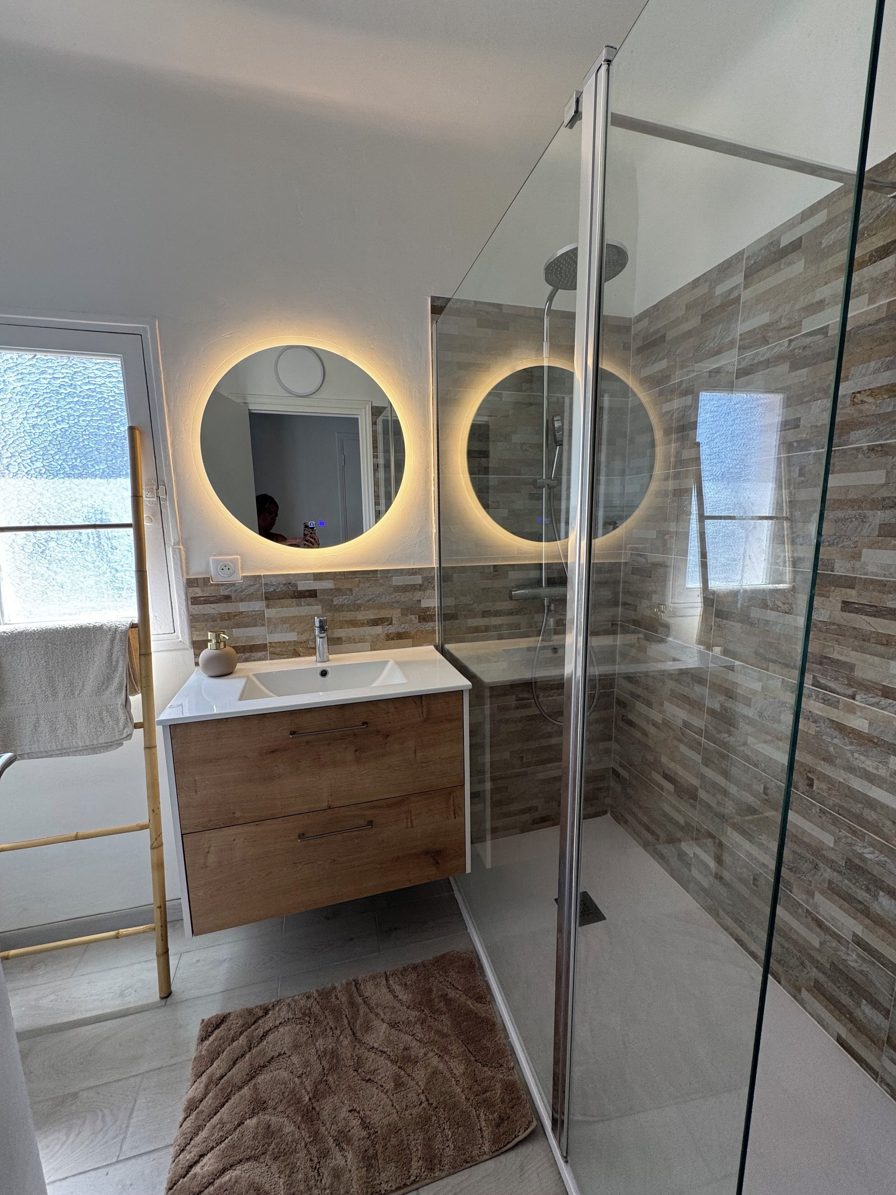 Douche, serviettes fournies, papier toilette