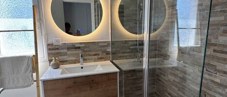 シャワー、タオル、トイレットペーパー