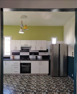 Fridge, oven, stovetop, coffee/tea maker