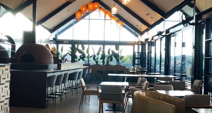 Central Apartment, Cinema, Pools, Gym, Tennis court, Family friendly