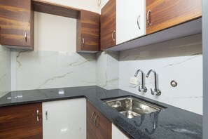 Interior - Deluxe one bedroom apartment with balcony - opposite to cochin airport (Kochi)