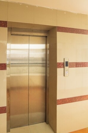 Interior - Deluxe one bedroom apartment with balcony - opposite to cochin airport (Kochi)