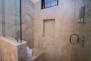 Een haardroger, handdoeken, zeep, toiletpapier