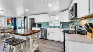 House, 2 Queen Beds (A Wave We Go) | Private kitchen