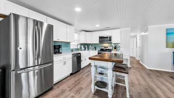 House, 2 Queen Beds (A Wave We Go) | Private kitchen