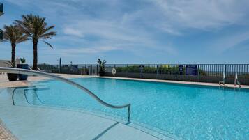 Condo, varias camas (Sterling Breeze 205) | Alberca | Alberca al aire libre y alberca climatizada
