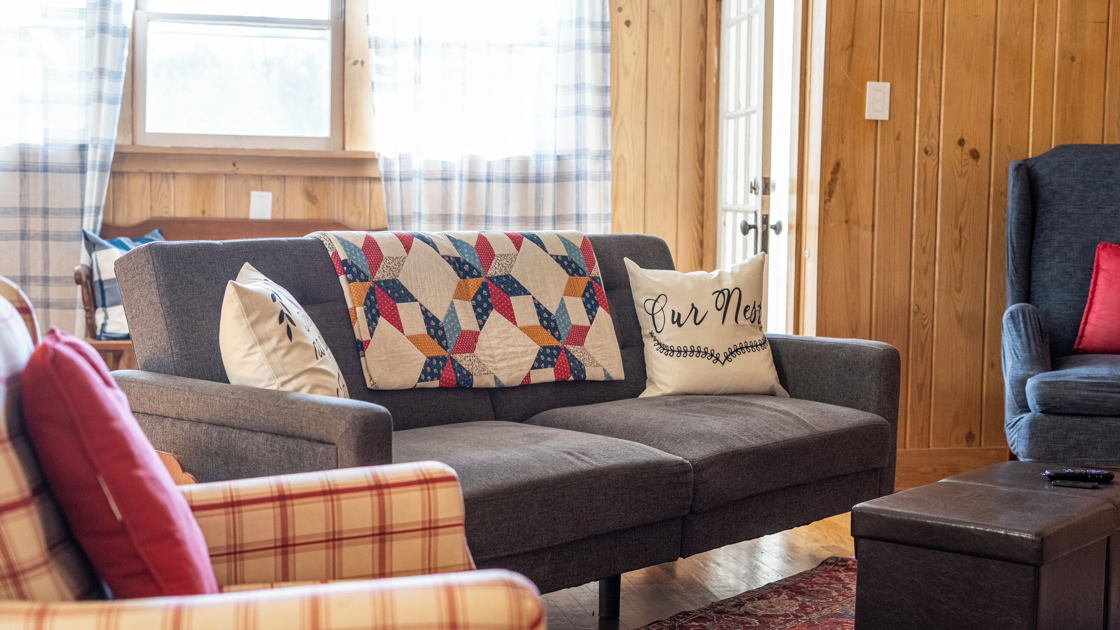 Een smart-tv, een open haard en boeken