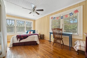 4 quartos, escrivaninha, ferros/tábuas de passar roupa, berço de viagem