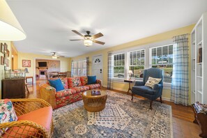 Smart-tv, eldstad och böcker