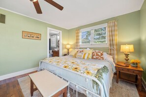 4 sovrum, skrivbord, strykjärn/strykbräda och resesäng