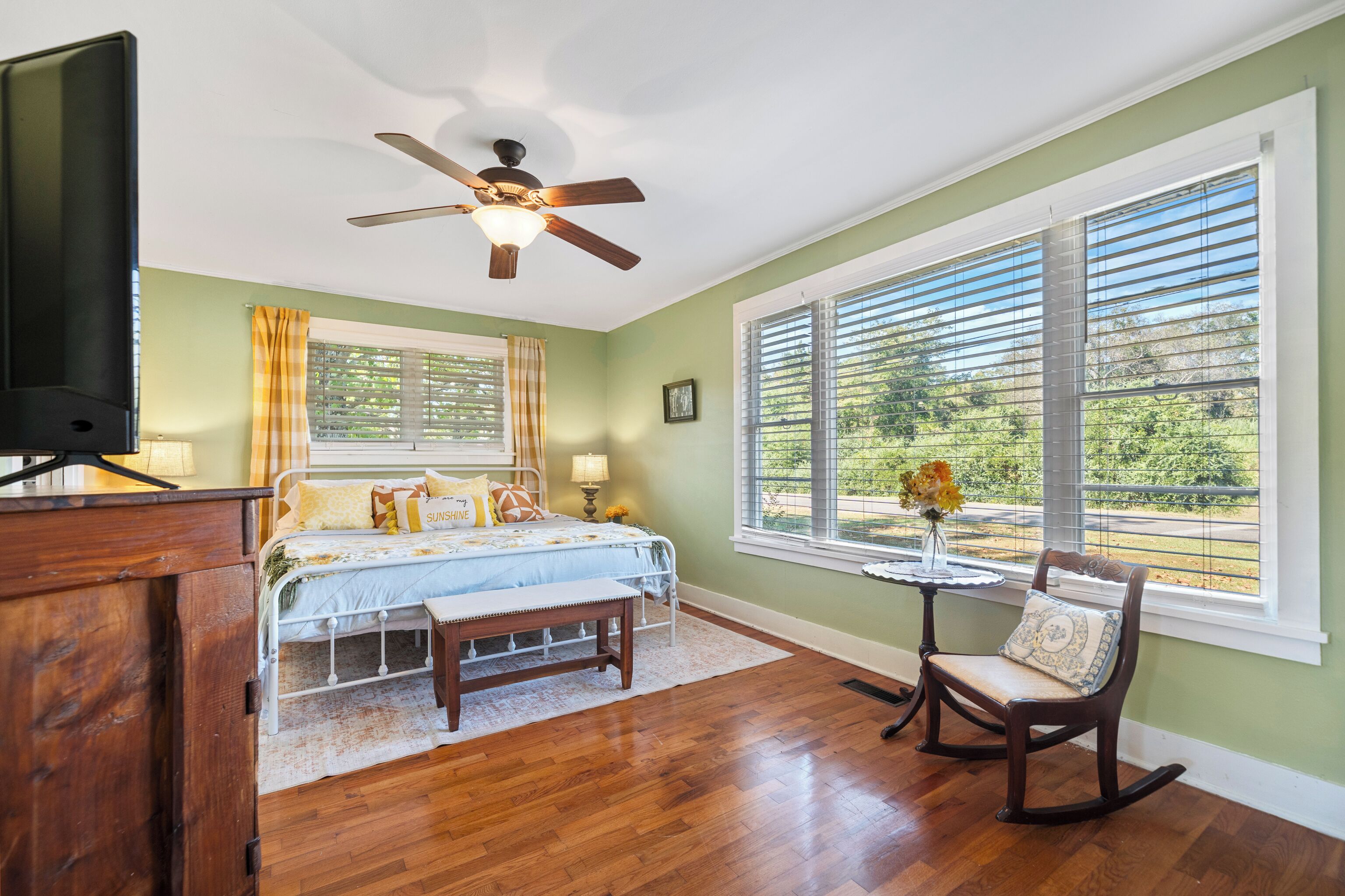 4 chambres, bureau, fer et planche à repasser, lit parapluie