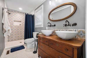 Shower, hair dryer, towels, soap - Hands On Farm Animals, New Hot Tub, Retro Museum and Fire Pit in Hot Springs! (Hot Springs)