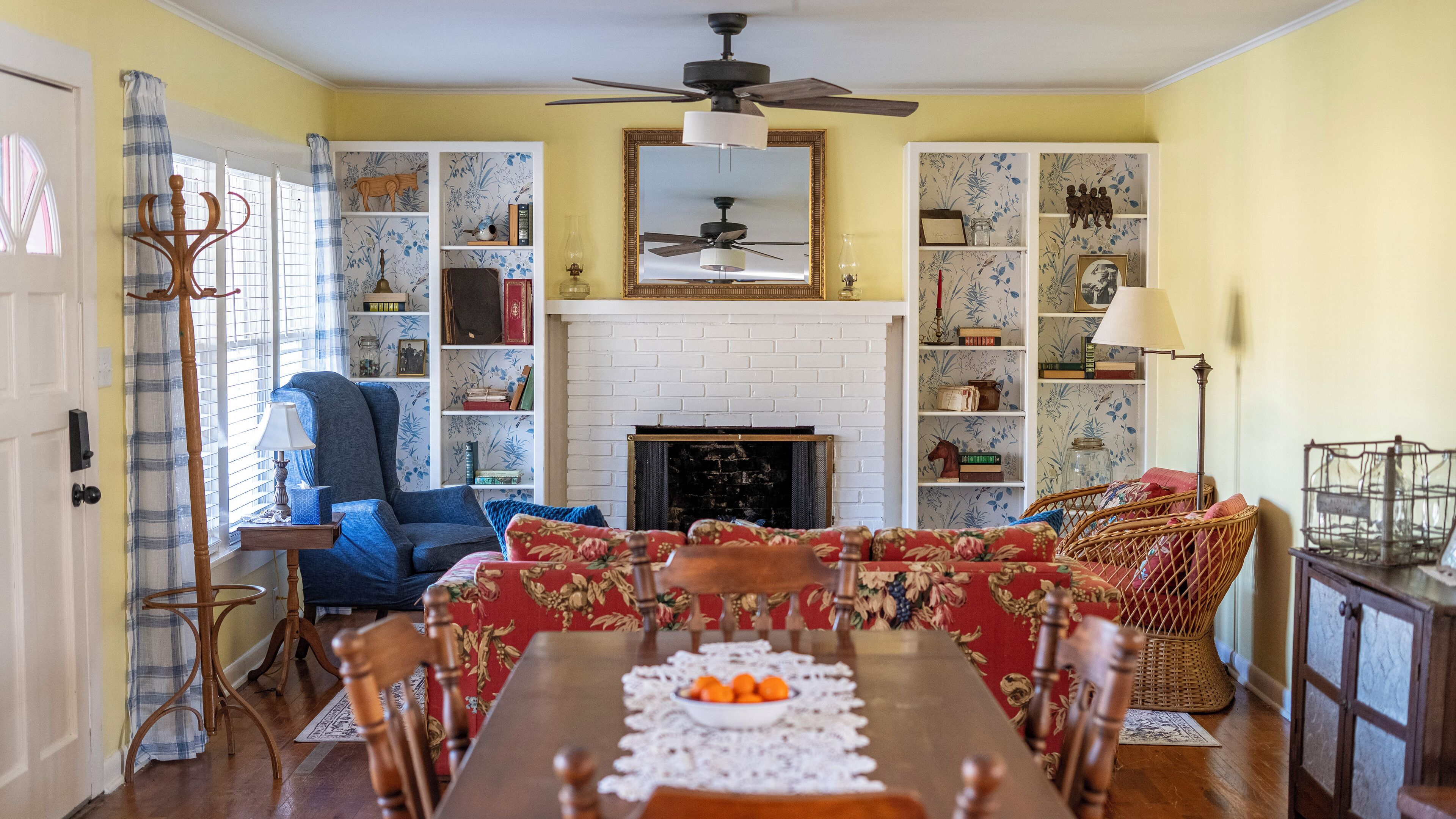 Smart TV, lareira, livros