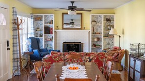 Smart-tv, eldstad och böcker