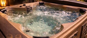 Hands On Farm Animals, New Hot Tub, Retro Museum and Fire Pit in Hot Springs!