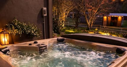 Hands On Farm Animals, New Hot Tub, Retro Museum and Fire Pit in Hot Springs!