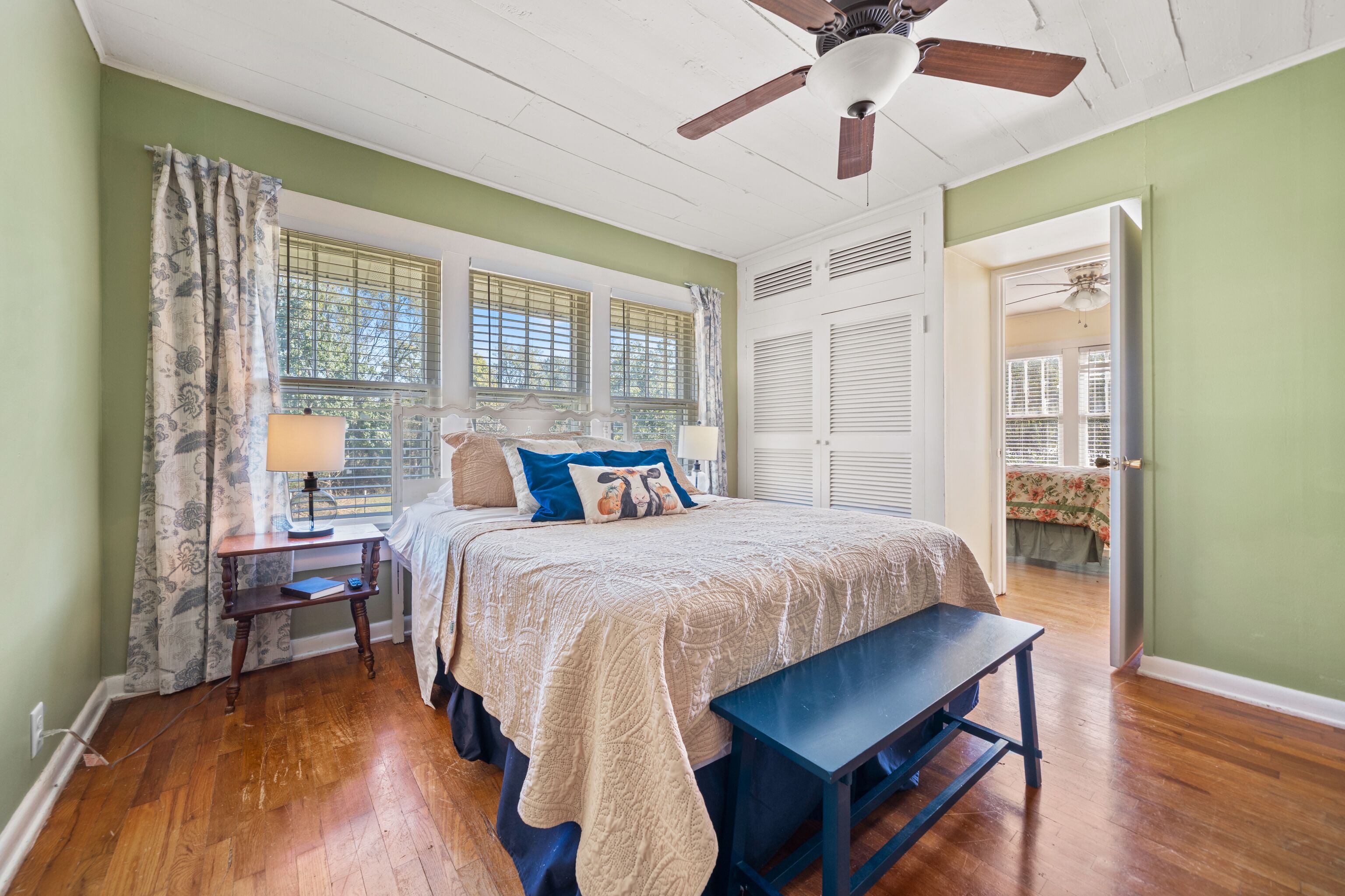 4 bedrooms, desk, iron/ironing board, travel crib