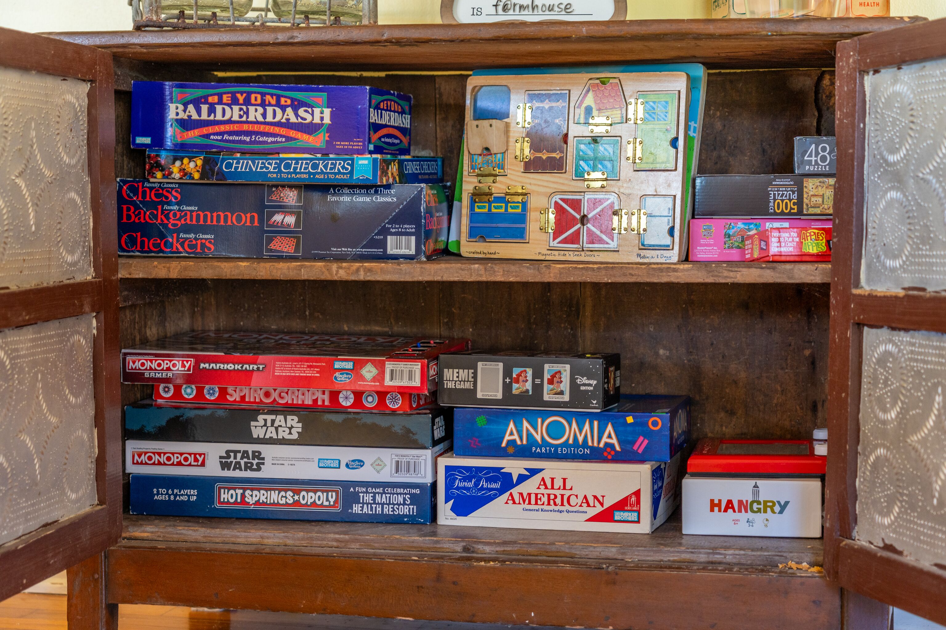Een houten plank met verschillende gezelschapsspellen en puzzels.